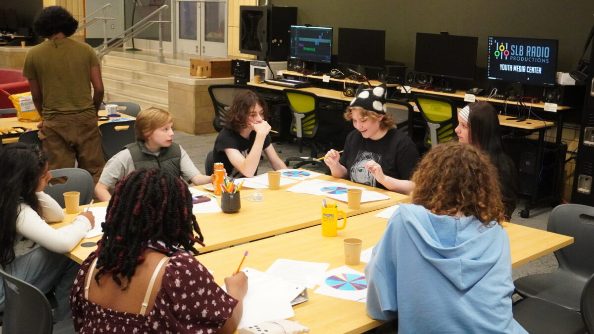 Streaming-Labor-2026_2 Seven teens sitting around a table having a discussion