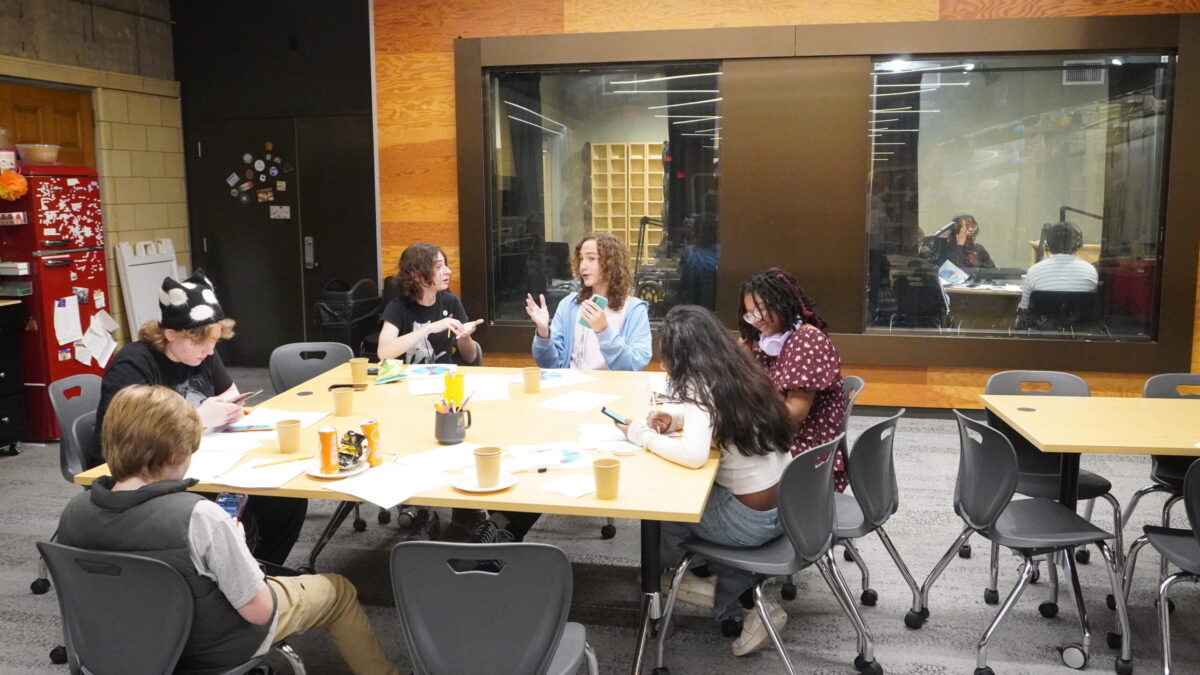 Streaming-Labor-2026_5 Six teens sitting around a table having a discussion